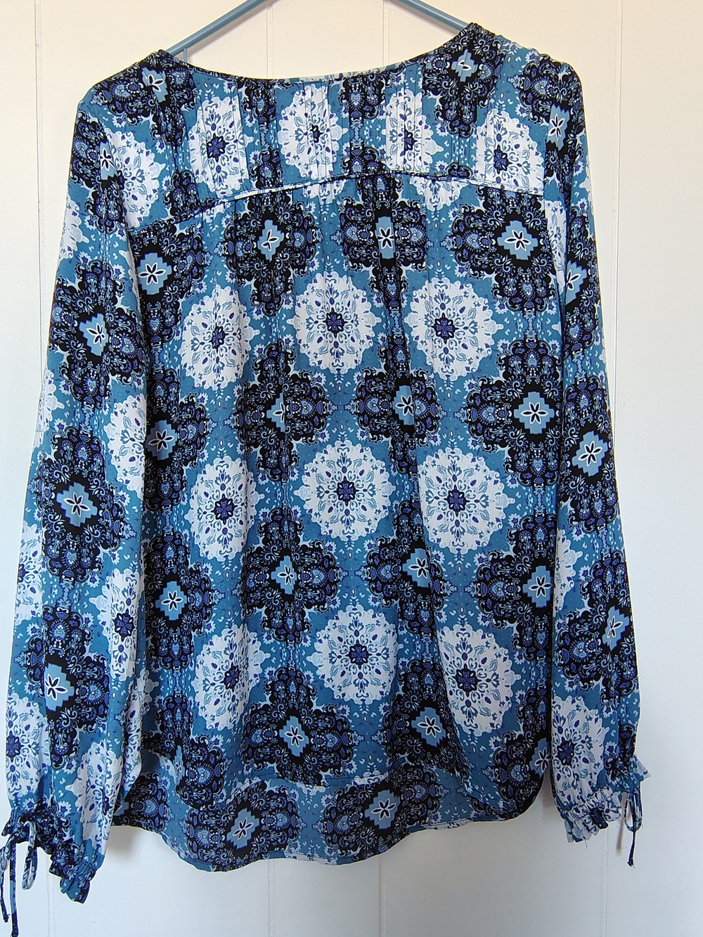 LOFT Blue Patterned Long-Sleeve Blouse Size M.